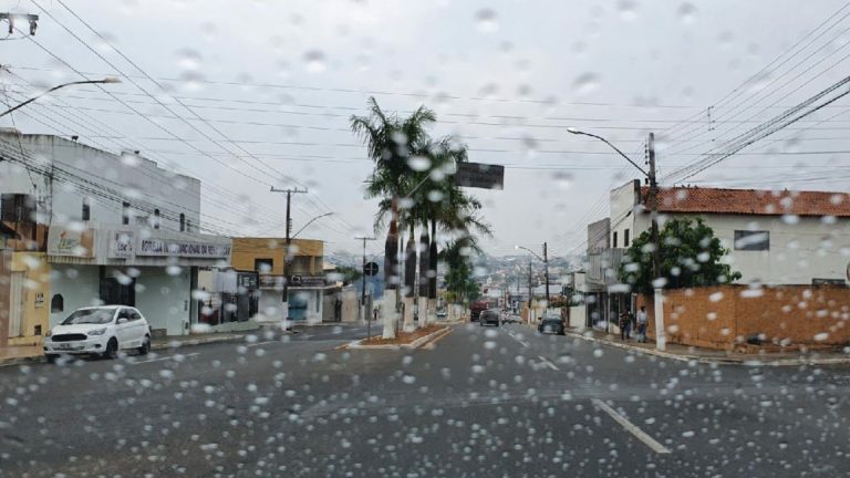 APÓS 122 DIAS DE SECA, CHUVA É ESPERADA PARA ESSA SEMANA TAMBÉM EM CATALÃO; FRENTE FRIA PROVOCA CHUVAS ISOLADAS EM GOIÁS