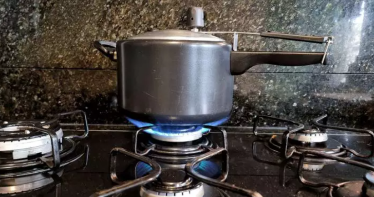 FATALIDADE: GRÁVIDA MORRE APÓS PANELA DE PRESSÃO EXPLODIR ENQUANTO ELA COZINHAVA