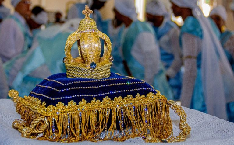 COROA SERÁ ENTREGUE HOJE AO NOVO CASAL DE FESTEIROS NO LARGO DO ROSÁRIO