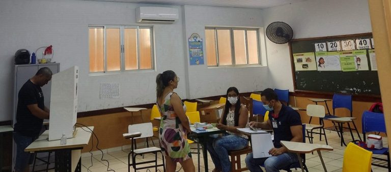 ELEITOR CATALANO OPTA POR VOTAR NA PARTE DA MANHÃ E SEÇÕES REGISTRAM LOTAÇÃO; PROCESSO DE VOTAÇÃO SEGUE TRANQUILO, EM CATALÃO E NA REGIÃO