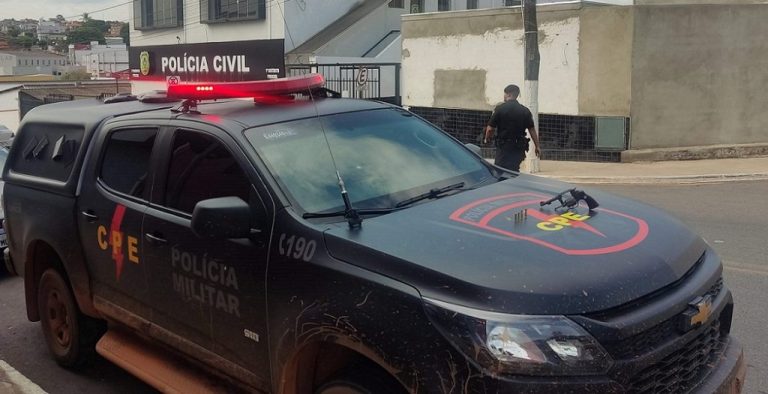 POLÍCIA QUE PRENDE: MOTORISTA DE AMBULÂNCIA QUE MATOU ESPOSA COM TIRO NO PEITO DENTRO DE BAR, EM CATALÃO, FOI PRESO JUNTO COM VIZINHO QUE AJUDOU NA FUGA