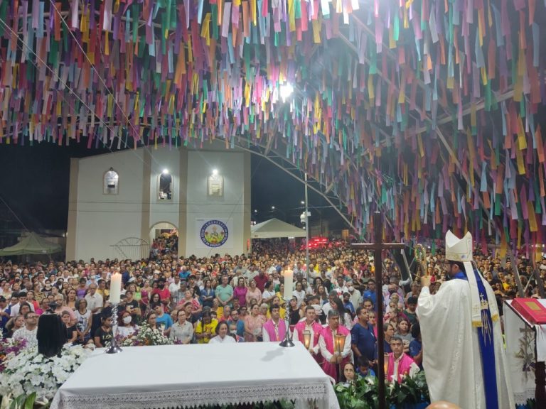 DEVOTOS DA PADROEIRA DE CATALÃO LOTAM LARGO DO ROSÁRIO PARA ASSISTIREM  CELEBRAÇÃO DA ÚLTIMA MISSA