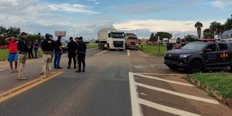CAMINHONEIROS MONTAM PONTO DE BLOQUEIO NA BR-050, EM CATALÃO