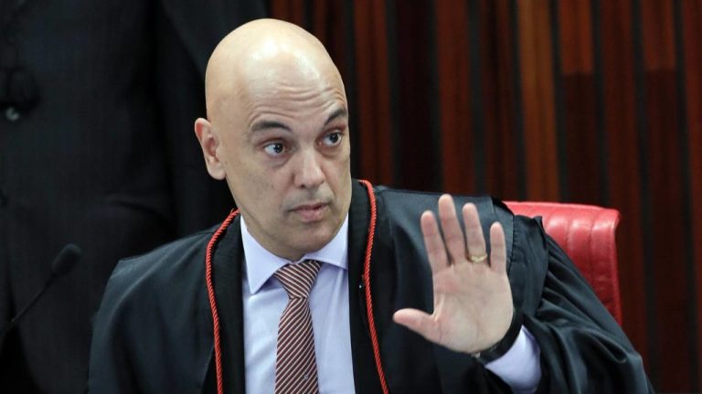 ALEXANDRE DE MORAES VETA INVESTIGAÇÕES CONTRA INSTITUTOS DE PESQUISA