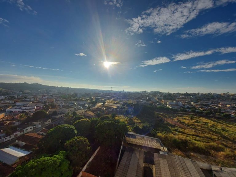 PREVISÃO É DE MUITO CALOR E TEMPO SECO ATÉ O FINAL DE SEMANA, MAS CHUVA DEVE RETORNAR JÁ NOS PRIMEIROS DIAS DA PRÓXIMA SEMANA