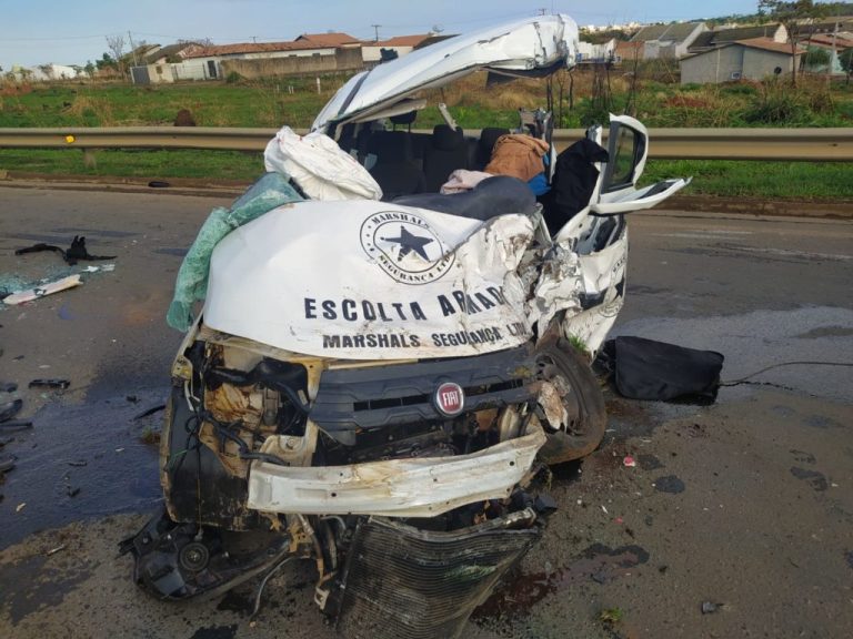 ACIDENTE NO PERÍMETRO URBANO DA BR-050, EM CATALÃO, MATA UMA PESSOA E DEIXA OUTRA FERIDA; CARRO DE ESCOLTA COLIDIU COM CAMINHÃO