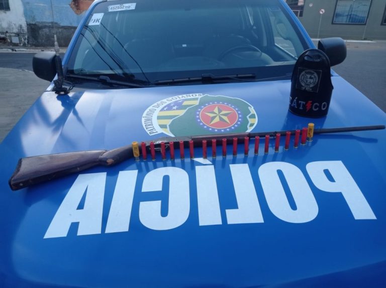 PM FAZ BUSCAS NA CASA DO SUSPEITO DE MATAR A TIROS AGRESSOR DO PAI EM DAVINÓPOLIS E APREENDE ARMA DE FOGO E MUNIÇÕES; HOMEM DE 46 ANOS SEGUE FORAGIDO