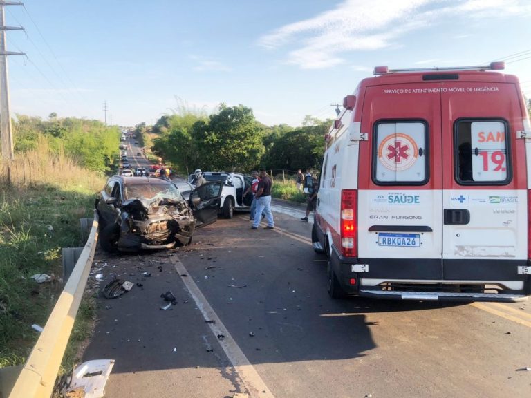 DUAS CRIANÇAS E OUTRAS DUAS PESSOAS FICARAM FERIDAS EM ACIDENTE ENVOLVENDO TRÊS VEÍCULOS NA GO-130, ENTRE CALDAS NOVAS E MARZAGÃO
