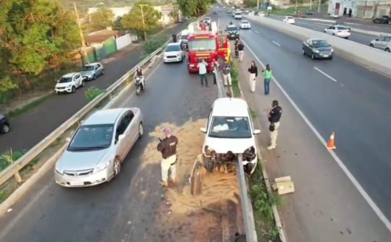 MULHER DE 50 ANOS PERDE O CONTROLE E FICA PRESO EM GUARD RAIL EM RODOVIA DE UBERLÂNDIA-MG