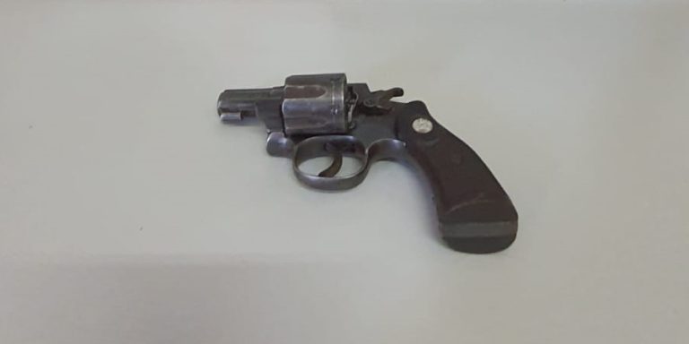 POLÍCIA PRENDE SUSPEITO DE MATAR JOVEM NA PORTA DE BAR EM DAVINÓPOLIS E APREENDE ARMA DO CRIME