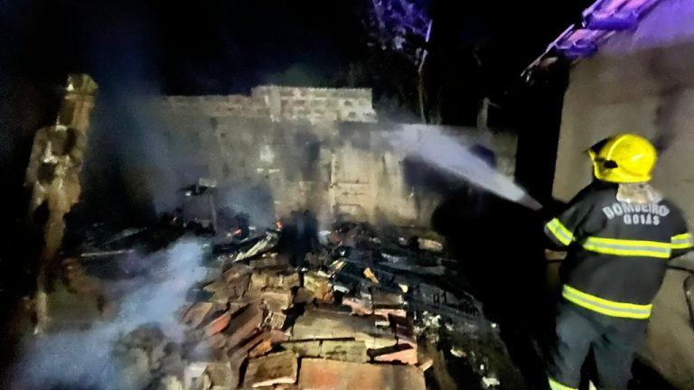 BOMBEIROS DE CATALÃO TRABALHARAM EM INCÊNDIO QUE DESTRUIU SERRARIA EM CUMARI