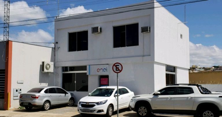 ENEL DIZ EM NOTA QUE ENVIARÁ EQUIPE PARA REAVALIAR ESPAÇO INTERNO DA LOJA DE CATALÃO; CLIENTES SÃO ATENDIDOS NA CALÇADA