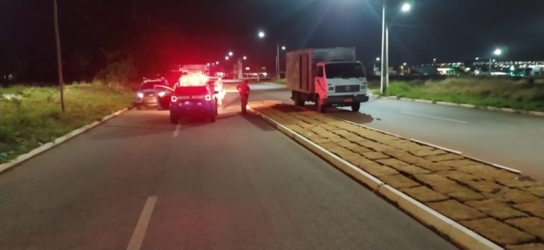 HOMEM DE 32 ANOS É PRESO EM FLAGRANTE FURTANDO GRAMA EM CANTEIRO DE AVENIDA DE CATALÃO; CAMINHÃO APREENDIDO PRESTAVA SERVIÇO PARA A PREFEITURA