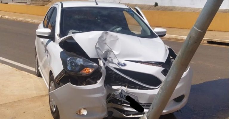 MOTORISTA PASSA MAL, PERDE O CONTROLE DA DIREÇÃO E BATE EM POSTE DE ILUMINAÇÃO, EM CATALÃO