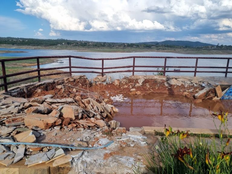 CASAS DE LUXO NAS MARGENS DO LAGO DE TRÊS RANCHOS COMEÇAM A SER DEMOLIDAS APÓS JUSTIÇA DETERMINAR REINTEGRAÇÃO DE POSSE