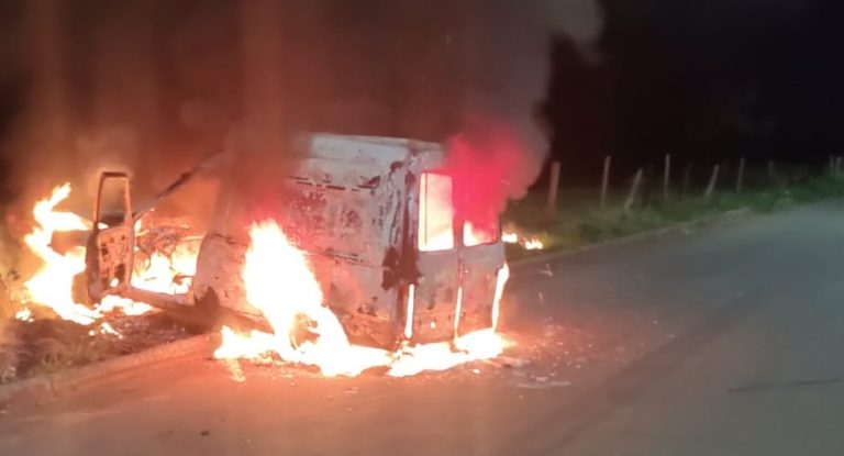 FIAT FIORINO É DESTRUÍDA POR INCÊNDIO NO BAIRRO CASTELO BRANCO II, EM CATALÃO; SUSPEITA É FOGO EM VEÍCULO TENHA SIDO CRIMINAL