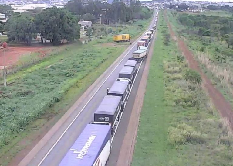 BR-050 SEGUE BLOQUEADA EM CATALÃO; CARROS DE PASSEIO, ÔNIBUS, CARGAS DE MEDICAMENTOS E PERECÍVEIS NÃO SÃO IMPEDIDOS DE SEGUIREM VIAGEM; TRECHOS EM ARAGUARI E UBERLÂNDIA NÃO ESTÃO BLOQUEADOS