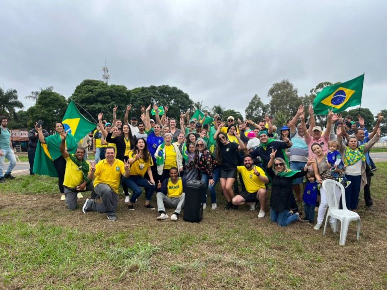 APÓS QUASE 30 HORAS DE BLOQUEIO NA BR-050, EM CATALÃO, PRF CONSEGUIU DE FORMA AMIGÁVEL LIBERAR RODOVIA; MANIFESTANTES AINDA ESTÃO CONCENTRADOS EM FRENTE AO DIMIC