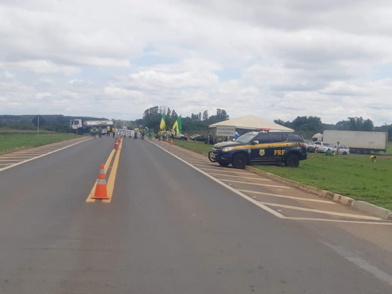 EM CATALÃO, MANIFESTANTES VOLTAM A BLOQUEAR BR-050, MAS EM SISTEMA DE SIGA E PARE