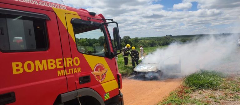 BOMBEIROS DE CATALÃO COMBATEM INCÊNDIO EM VEÍCULO