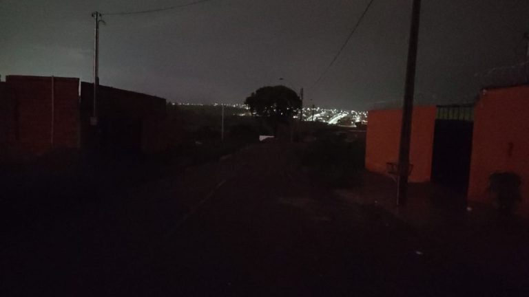 MORADORES DO BAIRRO ALVINO ALBINO EM CATALÃO COMPLETAM QUASE 24 HORAS SEM ENERGIA; REVOLTA É GERAL