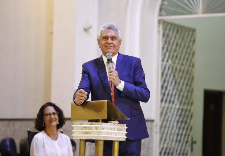 “IRIS FOI UM HOMEM QUE FEZ ESCOLA POLÍTICA”, DIZ CAIADO EM MISSA EM MEMÓRIA AO EX-GOVERNADOR