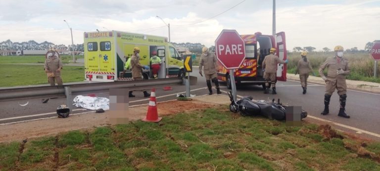 MOTOCICLISTA MORRE AO BATER EM PLACA DE SINALIZAÇÃO, EM CATALÃO; PASSAGEIRA É LEVADA PARA HOSPITAL EM ESTADO GRAVE