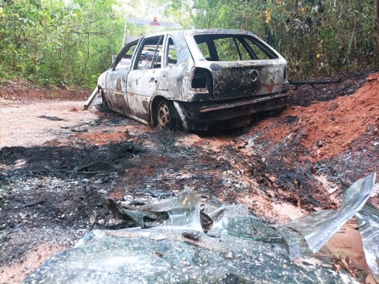CARRO USADO POR CRIMINOSOS QUE MATARAM DONO DE CLÍNICA NA MADRUGADA DA ÚLTIMA SEXTA-FEIRA (18/11), EM CATALÃO, FOI ENCONTRADO COMPLETAMENTE QUEIMADO EM REGIÃO DE MATA