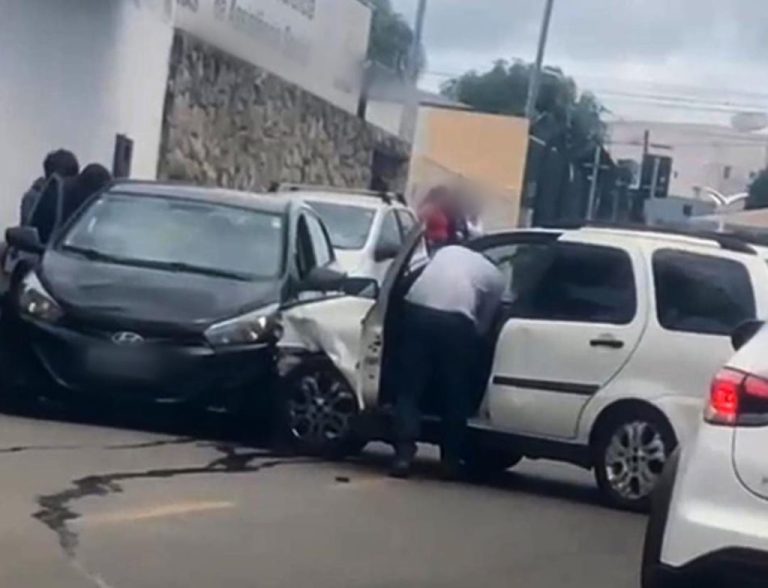 HOMEM BATE EM CARRO EM QUE ESTAVAM MÃE E FILHO NO CENTRO DE CATALÃO, MACHUCA, É LEVADO AO HOSPITAL E DEPOIS PARA A PRE ONDE FOI REPROVADO EM TESTE DE BAFÔMETRO