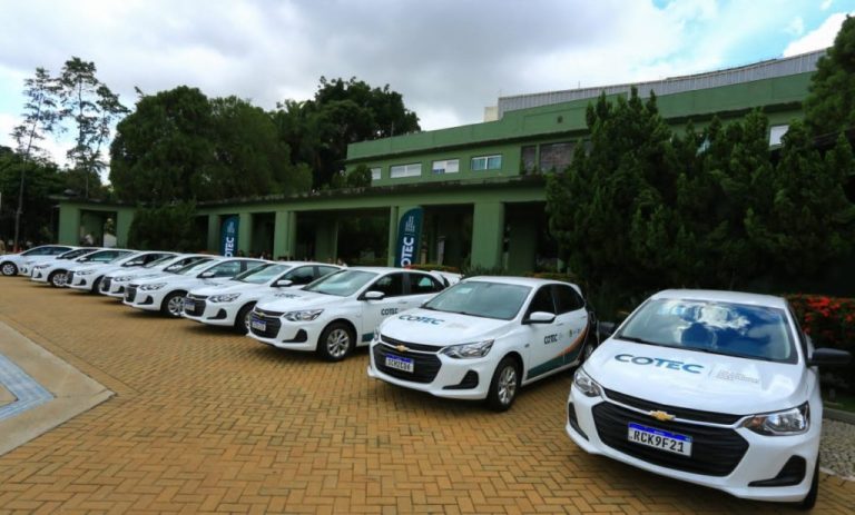 CAIADO ENTREGA 17 VEÍCULOS A COLÉGIOS TECNOLÓGICOS DE GOIÁS