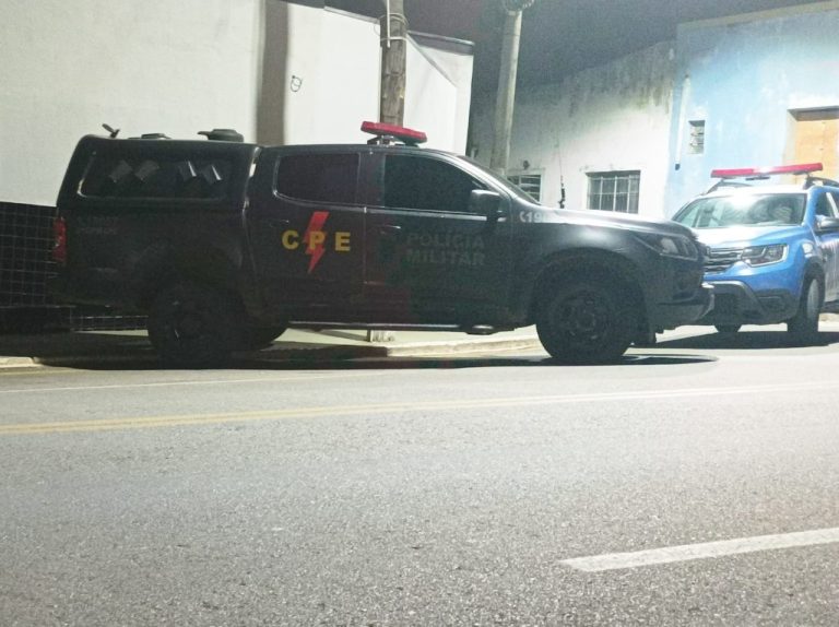 DUPLA DE MOTOCICLISTA SEGUEM E ATIRAM EM CARRO DE CASAL QUE ESTAVAM EM BAR DO BAIRRO CASTELO BRANCO; MULHER FOI ATINGIDA DE RASPÃO NA PERNA