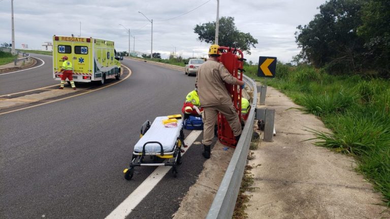 MULHER FICA FERIDA AO CAIR DA GARUPA DE MOTO NA BR-050, NA ENTRADA DO VIADUTO DO ADUBOS ARAGUAIA, EM CATALÃO; CONDUTOR FUGIU E DEIXOU MULHER MACHUCADA SOZINHA