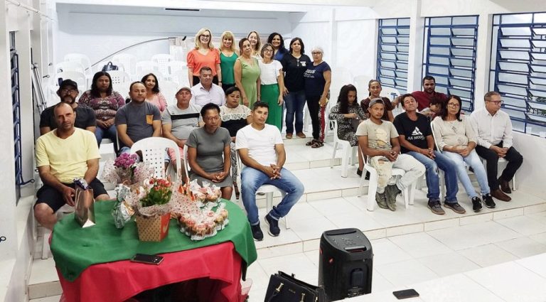 ALUNOS QUE ESTÃO APRENDENDO A LER E A ESCREVER PELO PROJETO ALFABETIZAÇÃO EM FAMÍLIA TIVERAM NOITE FESTIVA NO COLÉGIO CEJA, EM CATALÃO