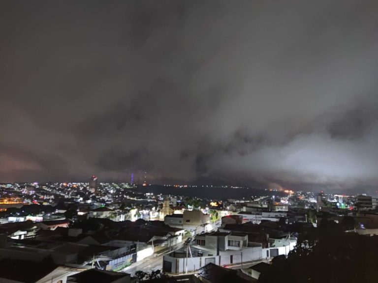 CHOVEU 63,6 MILÍMETROS NAS ÚLTIMAS 24 HORAS NA CIDADE DE CATALÃO E CHUVAS DE DEZEMBRO ESTÃO 14% ACIMA DO ESPERADO; CLIMATOLOGIA PREVÊ MAIS CHUVAS INTENSAS COM VENDAVAIS E RAIOS PARA ÀS PRÓXIMAS HORAS