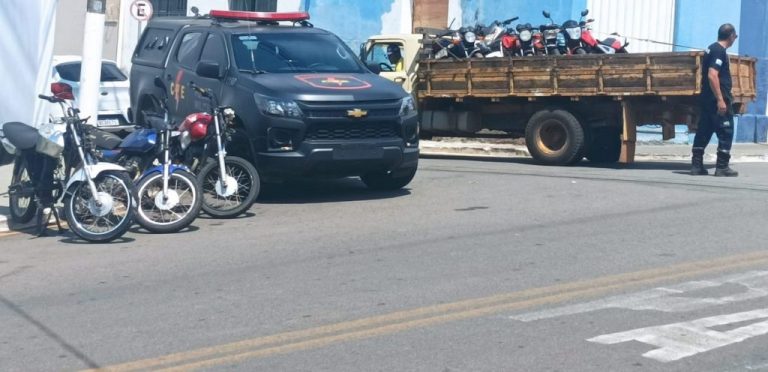 PM RECUPERA NOVE MOTOS FURTADAS NO PÁTIO DA SMTC; CINCO MENORES FORAM APREENDIDOS, ENTRE ELES UM MENINO DE 10 ANOS DE IDADE