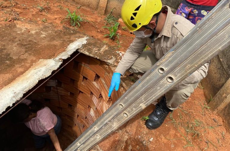BOMBEIROS DE IPAMERI RESGATAM MULHER QUE CAIU DENTRO DE CISTERNA