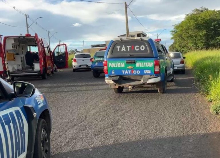 MOTOQUEIRO PARA AO LADO DE CARRO E EFETUA VÁRIOS DISPAROS DE ARMA DE FOGO CONTRA MOTORISTA, EM CATALÃO; TRÊS TIROS ATIGIRAM HOMEM DE 36 ANOS
