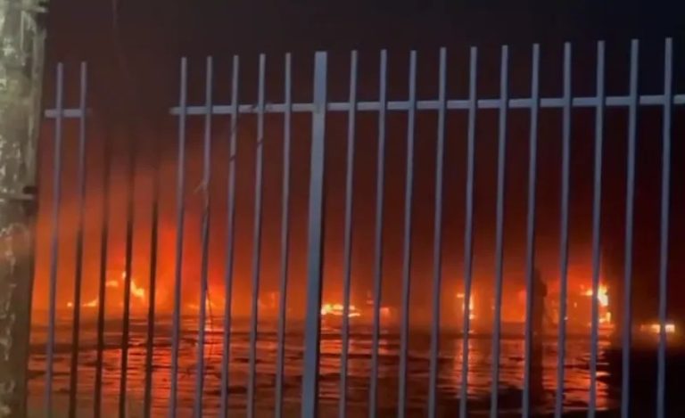 INCÊNDIO EM OFICINA AO LADO DE POSTO DE COMBUSTÍVEL DEIXA AO MENOS 17 VEÍCULOS QUEIMADOS E UMA PESSOA COM QUEIMADURAS DE 1º GRAU