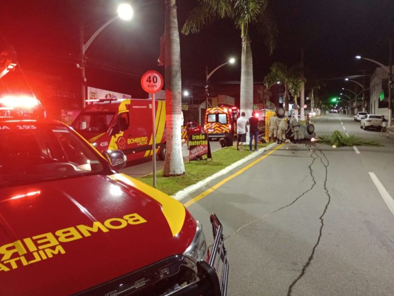 QUATRO JOVENS ENTRE ELES DUAS ADOLESCENTES FICARAM FERIDOS EM CAPOTAMENTO EM PLENA AVENIDA DE CATALÃO; FORÇA DA BATIDA ARRANCOU PALMEIRA DO CANTEIRO