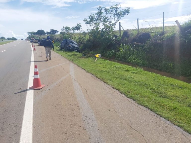 OITO PESSOAS FORAM LEVADAS PARA A UPA E PARA A SANTA CASA APÓS ACIDENTE ENVOLVENDO DOIS CARROS NA BR-050, EM CATALÃO