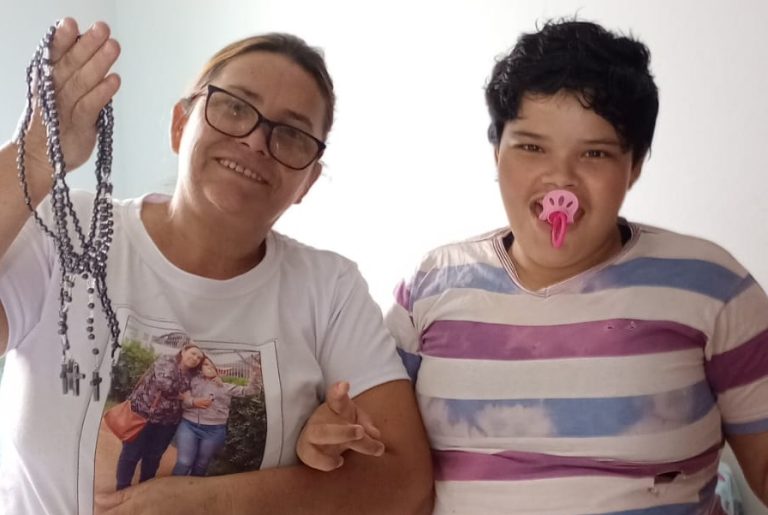 PATRÍCIA SILVA DE 16 ANOS DE IDADE, PORTADORA DE AUTISMO, DISTÚRBIO MENTAL E EPILEPSIA, SEU SONHO É GANHAR UMA BICICLETA