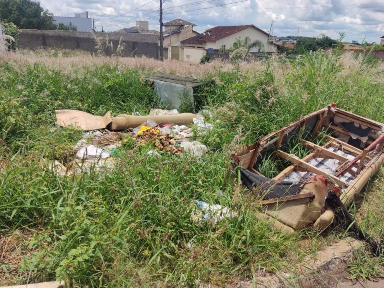 EM ANO DE EXPLOSÃO DE CASOS DE DENGUE EM CATALÃO, LOTE COM LIXO É PRATO CHEIO PARA PROLIFERAÇÃO DO MOSQUITO AEDES AEGYPTI NA RUA ANTÔNIO COSTA NEVES, NO SANTA HELENA 2