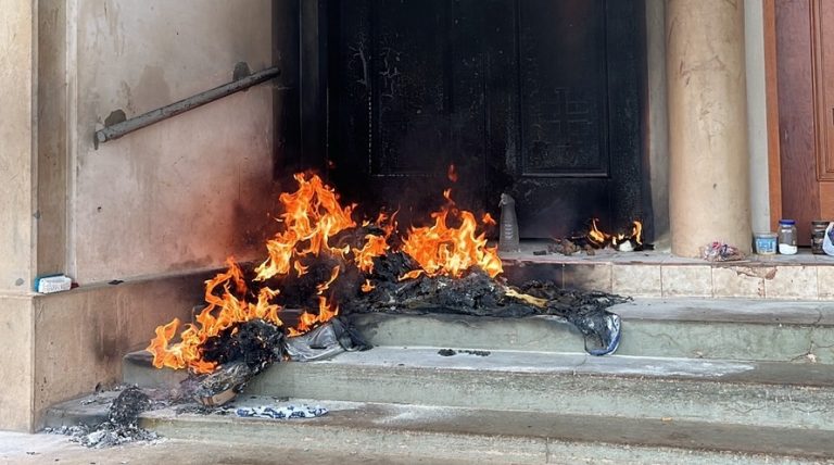 NO DOMINGO DE NATAL, BOMBEIROS DE CATALÃO APAGARAM FOGO NA PORTA DA IGREJA NOVA MATRIZ