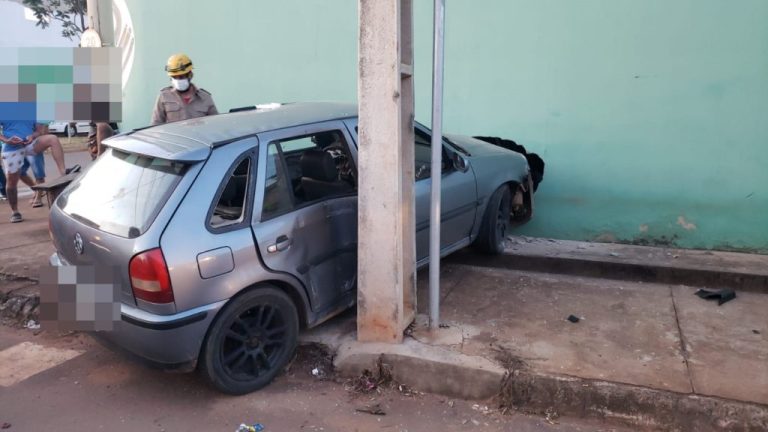 RAPAZ DE 21 ANOS DE IDADE FICA FERIDO AO PERDER O CONTROLE DA DIREÇÃO E BATER CONTRA MURO DE ESTABELECIMENTO COMERCIAL, EM CATALÃO