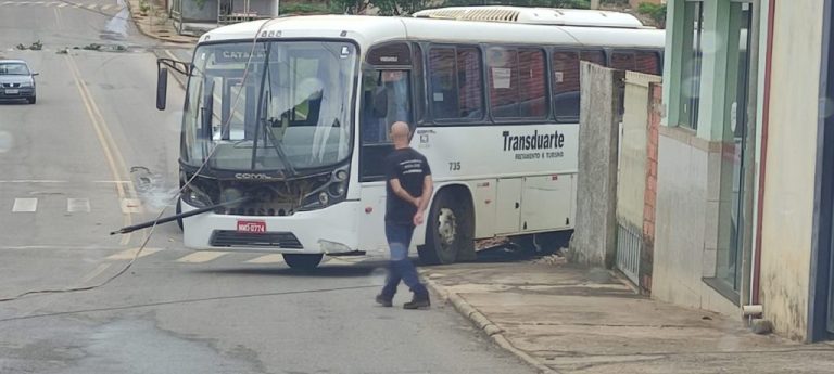 ÔNIBUS DESCE DESGOVERNADO E ATINGE MURO DE CASA AO SER ARRASTADO POR CAMBÃO, EM CATALÃO
