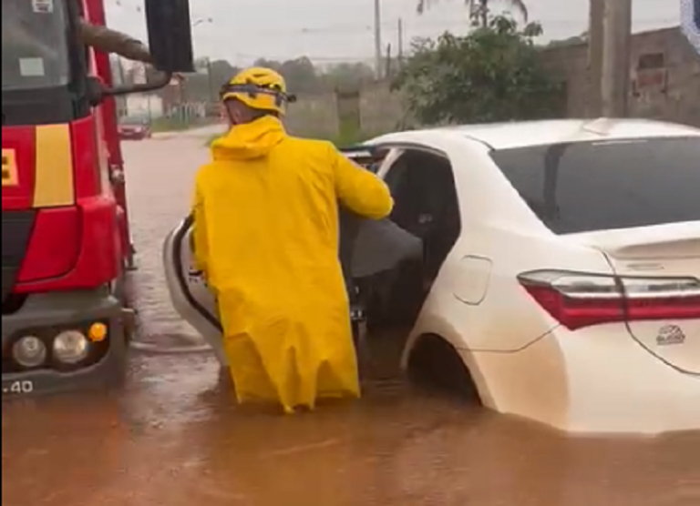 VÍDEO: FAMÍLIA É RESGATADA DE DENTRO DE CARRO POR BOMBEIROS EM RUA ALAGADA EM ÁGUAS LINDAS DE GOIÁS