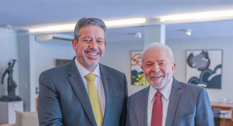 EM ENCONTRO, LULA E ARTHUR LIRA NEGOCIAM PEC DO ESTOURO E MINISTÉRIOS