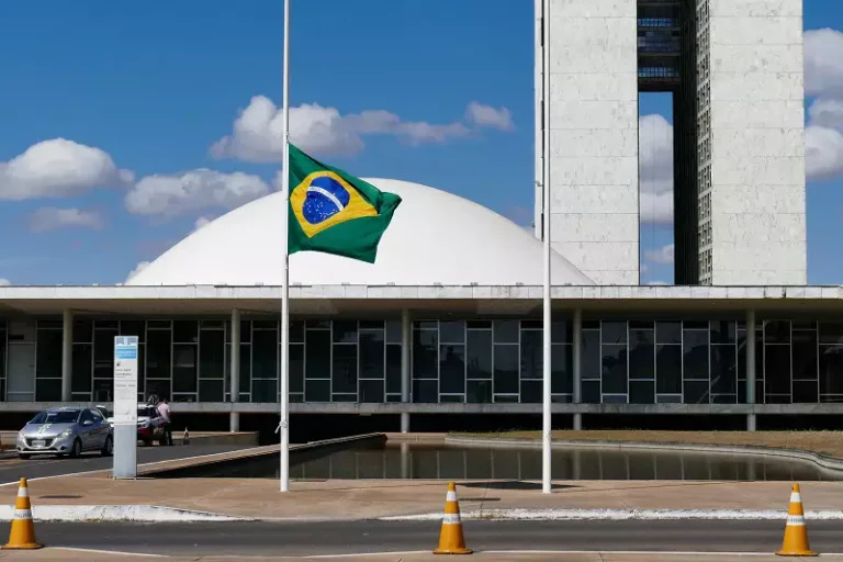 SENADO APROVA AUMENTO PARA PRESIDENTE, MINISTROS E PARLAMENTARES; SALÁRIOS PARA R$ 46,3 MIL