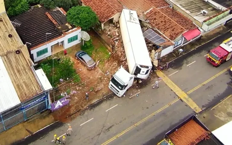 CARRETA DESCE DESGOVERNADA E ATINGE SALÃO DE BELEZA E TRÊS CASAS EM BELA VISTA DE GOIÁS; CAMINHÃO GUINCHO E MOTONIVELADORA RETIRARAM O VEÍCULO EM MEIO AS CASAS DESTRUÍDAS