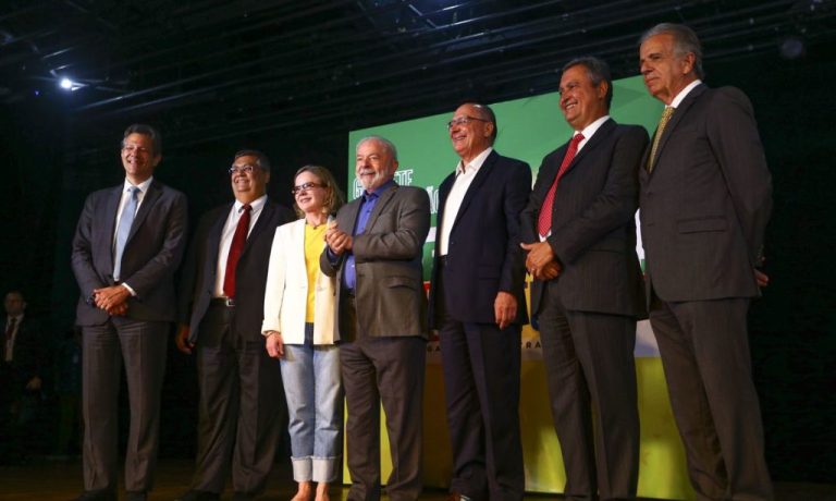 LULA ANUNCIA CINCO MINISTROS DO FUTURO GOVERNO